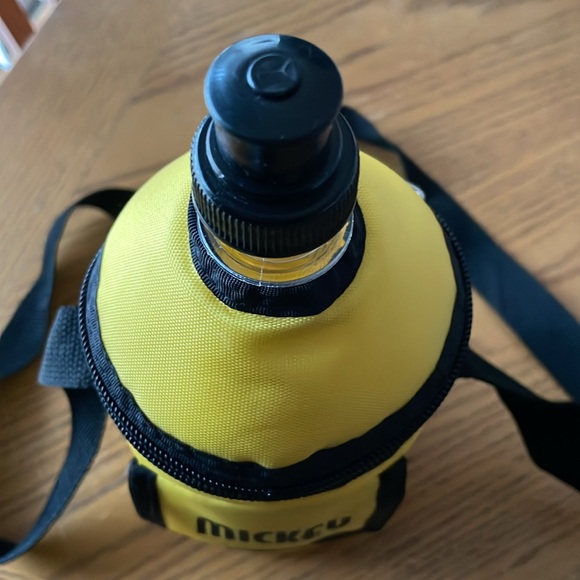 DISNEY MICKEY MOUSE 32 OZ PLASTIC SPORTS BOTTLE WITH INSULATED CARRIER NWT - Picture 2 of 5